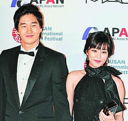 粉嫩小泬无套白浆流出