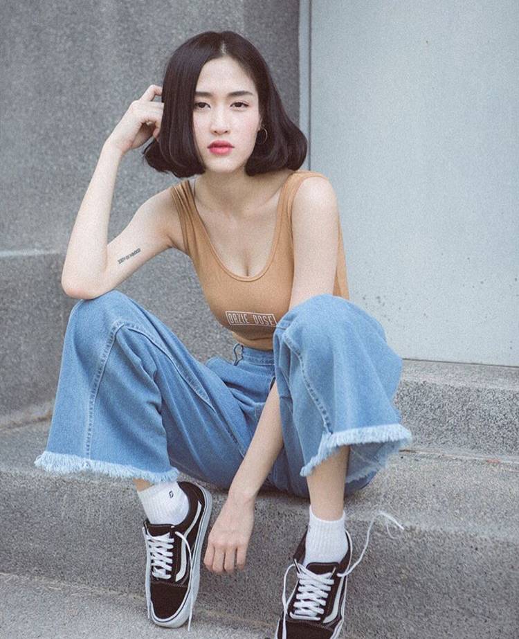 粉嫩小泬无套白浆流出