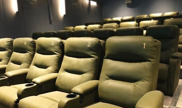 美国A片巜豪妇荡乳》